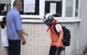 Hình ảnh bác bảo vệ đập tay, chào hỏi từng học sinh trước cổng trường khiến CĐM thích thú