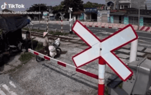 Clip: Cố tình vượt rào chắn để băng qua đường ray tàu hỏa, người phụ nữ suýt chút nữa gây tai họa nghiêm trọng