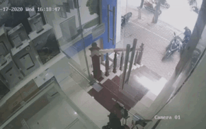 Clip: Người phụ nữ trộm túi xách trong cốp xe máy ngay trên đường ở Hà Nội