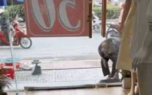 Cho cụ bà ngồi nhờ bán hàng trước cửa tiệm, cô gái nhận lại điều đáng suy ngẫm