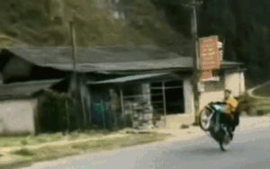 Khoe chiến tích bốc đầu xe máy lên mạng xã hội, nhóm thanh niên nhận kết đắng