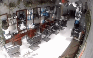 Đang nghỉ trưa thì phát hiện trần nhà bục, người đàn ông phản ứng cực nhạy bén