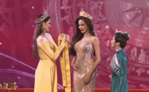 Đương kim Miss Grand International tranh trao sash cho Lê Hoàng Phương