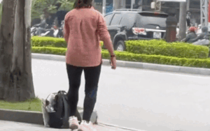 Đứng đợi xe, cô gái cao hứng nhảy theo nhạc nhận 'cơn mưa' lời khen