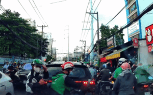 Đang bực dọc vì 2 thanh niên sang đường ẩu, tài xế liền phì cười vì lý do này