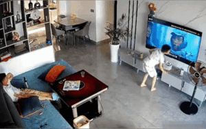 Đang xem hoạt hình thì xuất hiện quảng cáo, bé trai có hành động khiến CĐM vội nhắc nhở bố mẹ