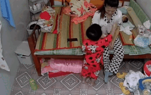 Thấy mẹ có biểu hiện 'lạ', con trai có phản ứng khiến người xem cảm động