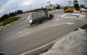 Dừng đèn đỏ ở 'ngã tư tử thần', thanh niên đi xe máy và xe ba gác gặp tình huống thót tim