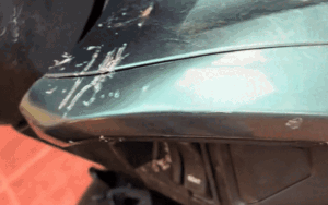 Thấy xe máy bị cào xước nhiều nơi, gia chủ bất lực khi nhìn thấy 'thủ phạm'