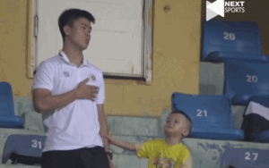 Đang hát Quốc ca thì quý tử 'làm nũng', cầu thủ Duy Mạnh có màn xử lý nhận nhiều lời khen