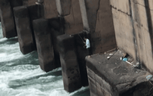 Người đàn ông đứng dưới chân đập thủy điện câu cá, CĐM đồng loạt hỏi: Xuống bằng cách nào?