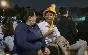 Clip: Ông chú làm trò chọc vợ cười khiến bao người hạnh phúc lây