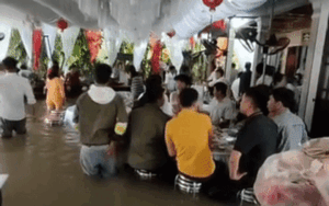 Quan khách bì bõm lội nước dự tiệc đám cưới, dân mạng lại chỉ ra tín hiệu tích cực