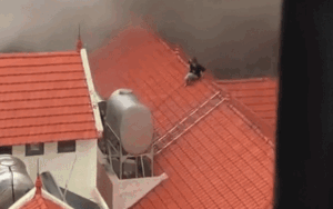 Xuất hiện đoạn clip ghi cảnh cô gái thoát nạn ở vụ cháy quán bar Hải Phòng đang cheo leo trên mái nhà