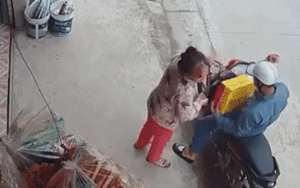 Nam thanh niên đến mua thùng bia, hành động tiếp theo khiến chủ tiệm tạp hóa 'chết trân' tại chỗ