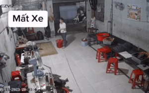Cả gan trộm xe máy khi chủ nhà sờ sờ trước mặt, camera ghi lại nhiều chi tiết đáng chú ý