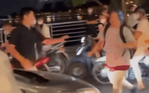 Clip cô gái trẻ lao ra giữa phố chặn đầu ôtô, 'tung cước' đánh người đi đường