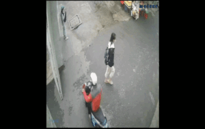 Đứng quan sát nữ sinh trước cổng ký túc xá, nam thanh niên sau đó có hành động hèn hạ