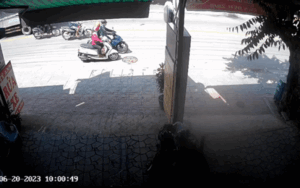 Cảnh tượng đau lòng của người phụ nữ sau khi bị 2 tên cướp giật túi xách giữa đường