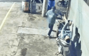 Nằm trên xe máy rồi ngủ thiếp đi, tài xế xe ôm công nghệ bị đồng nghiệp giở trò đốn mạt