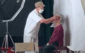 Xuýt xoa khoảnh khắc cụ ông chỉnh trang cho vợ chụp ảnh thẻ: Chỉ cần gặp đúng người, bạn mãi là công chúa