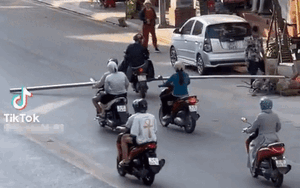 Các phương tiện giao thông phải khựng lại vì một người đàn ông, không ai hiểu nổi thứ được chở trên xe