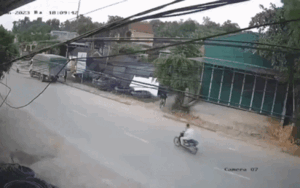 Suýt gây va chạm với xe tải, chàng trai bất ngờ làm 1 điều khiến bác tài muốn giận cũng không được