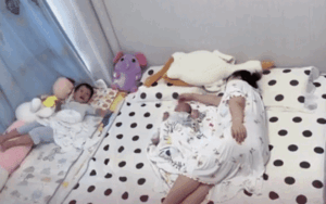 Tỉnh giấc sau tiếng sấm thấy em nhỏ đang la khóc, bé trai có hành động bất ngờ