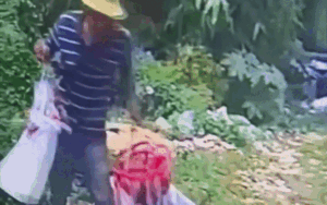 Đi bán rong thấy sào phơi đồ ngã rạp, người đàn ông có hành động không ai ngờ