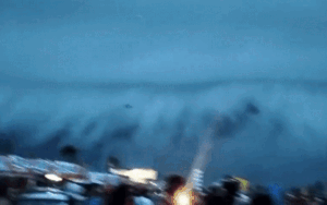 Mây sóng thần kỳ dị xuất hiện trên bầu trời Ấn Độ, hàng nghìn người tràn ra xem