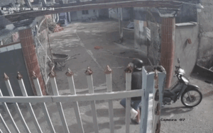 'Mắt thần' phanh phui hành động xấu của gã đàn ông nhảy lò cò trước cửa nhà dân