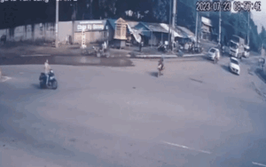 Người phụ nữ ngã văng do bị ô tô tông trúng, xe cứu thương trùng hợp xuất hiện