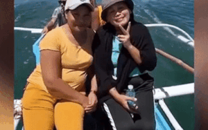 Đang chụp ảnh đi thuyền, bác gái chợt tắt nụ cười khi gặp 'cướp biển' chính hiệu