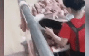Theo dõi chủ sạp thịt heo bán hàng, thanh niên phát hiện chiêu gian dối khó ngờ