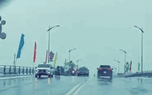 Thấy cụ bà dắt xe đạp trên cầu giữa trời mưa gió, tài xế taxi hành động ấm lòng