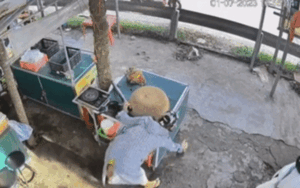 'Rít' liên tục 5 lần thuốc lào, phản ứng lạ tiếp đó của cô gái gây chú ý