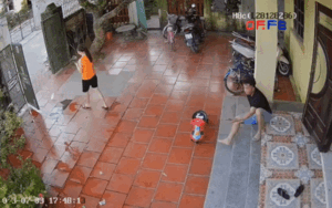 Vợ vừa đi qua, chồng liền chạy nhanh như tên bắn nhặt thứ này khiến CĐM cười ngất