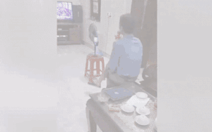 Thấy bố livestream hát karaoke, con trai cười như được mùa vì thấy số người xem