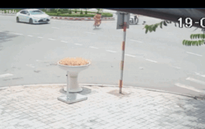 Bác tài có pha xử lý cực đỉnh giúp 2 cháu bé thoát nạn trong gang tấc