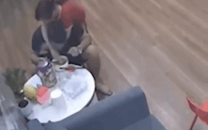 Bé gái lỡ tay hất văng tô bún bố đang ăn, cách xử sự của 2 bố con được khen ngợi