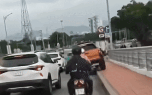 Xe bán tải 'làm xiếc' trên cầu ở Đà Nẵng gây bức xúc