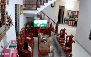 Đánh nhau với kẻ xấu trên tivi, bé trai khiến mẹ 'tái mặt' khi nhìn hiện trường