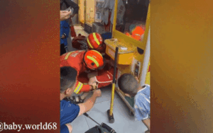 Được dắt đi gắp gấu bông, cậu bé khiến ông bố toát mồ hôi vì sự cố không thể ngờ