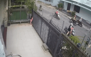 Bé gái hôn mê vì cửa tự động: Clip ghi diễn biến thương tâm