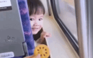 Được chị gái ngồi ghế sau tặng chiếc bánh, bé gái tặng lại món quà gây bất ngờ