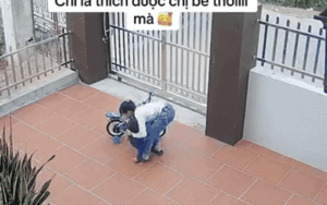 Muốn được chị gái bế, bé trai dựng 'hiện trường giả' khiến dân mạng cười ngất