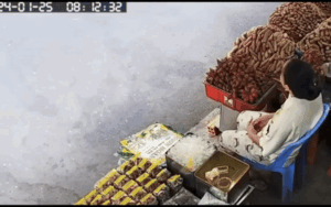 Đang thong thả rung đùi đợi khách mua hàng, người phụ nữ được phen hú hồn sau đó