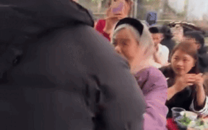 Nhiều năm đi Nhật trở về nhà tạo bất ngờ cho bà nội, chàng trai khiến tất cả vỡ òa