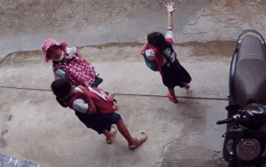 Thấy 3 bé gái trú mưa trước cửa, chủ nhà check camera vội chạy ra làm điều này