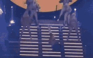 Nữ ca sĩ đang biểu diễn thì trượt chân, ngã lộn nhào nhiều vòng xuống cầu thang